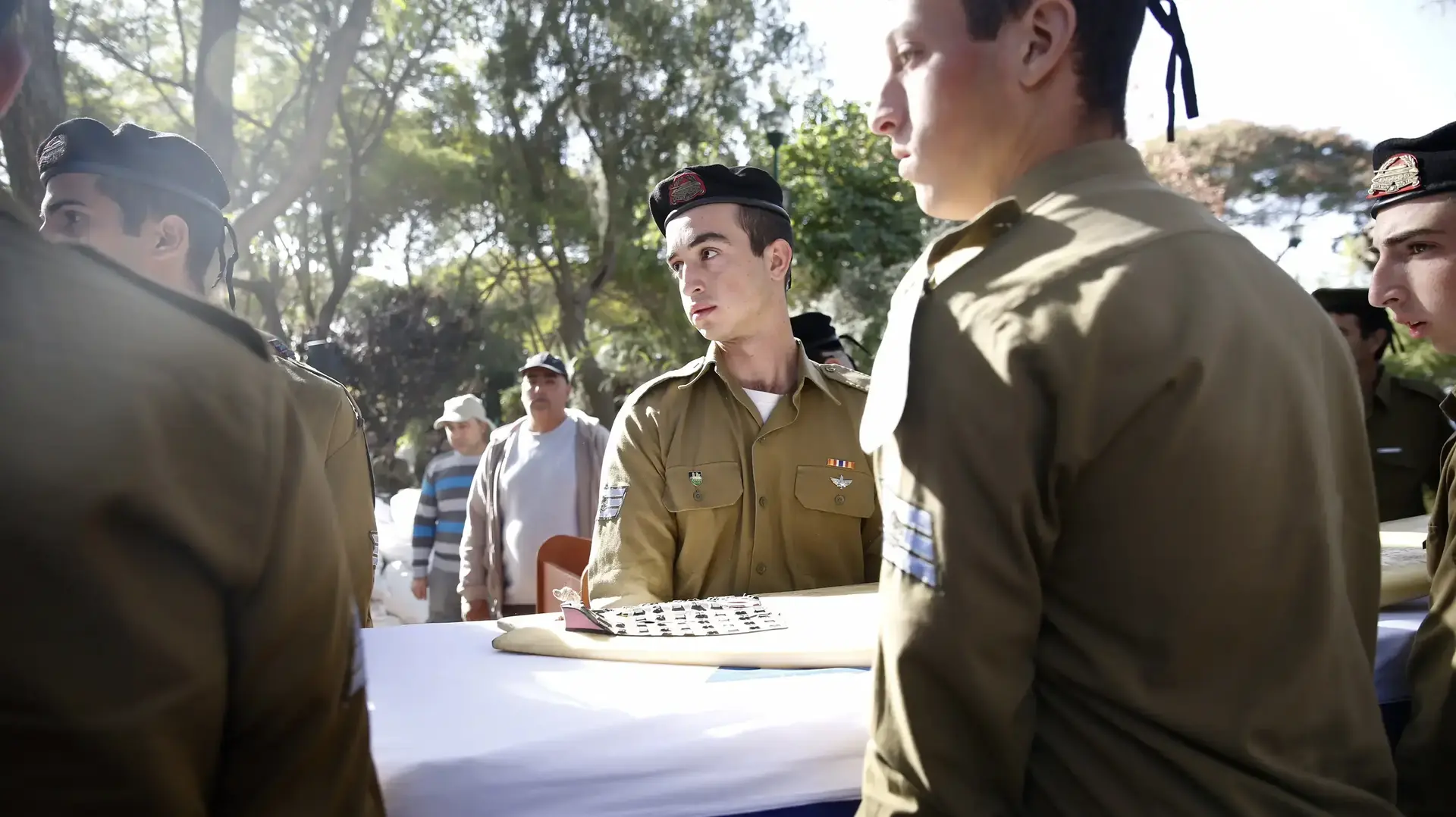הלווייתו של החייל עידו בן ארי מחטיבה 401 בבית העלמין הצבאי בקריית שאול, 25 בנובמבר 2016 הלווייתו של החייל עידו בן ארי מחטיבה 401 בבית העלמין הצבאי בקריית שאול, 25 בנובמבר 2016