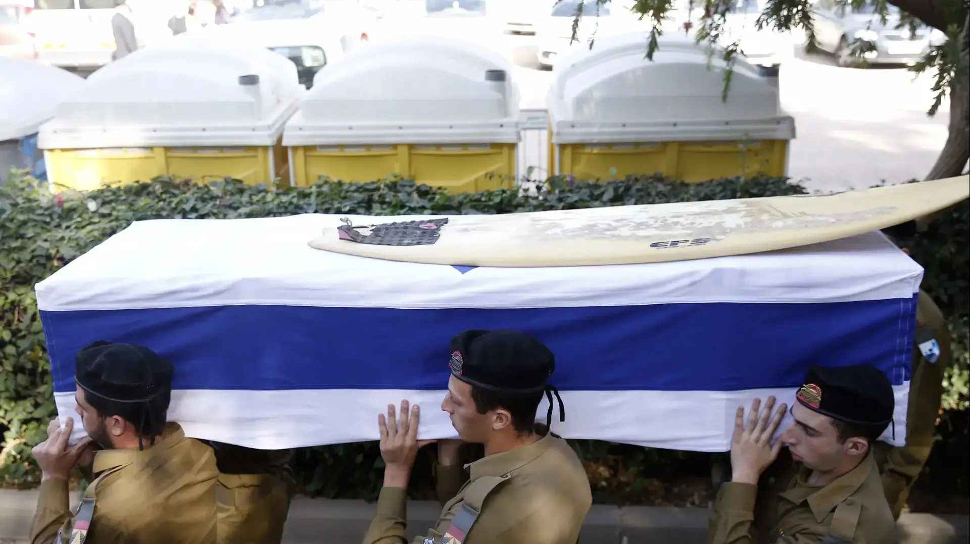 הלווייתו של החייל עידו בן ארי מחטיבה 401 בבית העלמין הצבאי בקריית שאול, 25 בנובמבר 2016 הלווייתו של החייל עידו בן ארי מחטיבה 401 בבית העלמין הצבאי בקריית שאול, 25 בנובמבר 2016