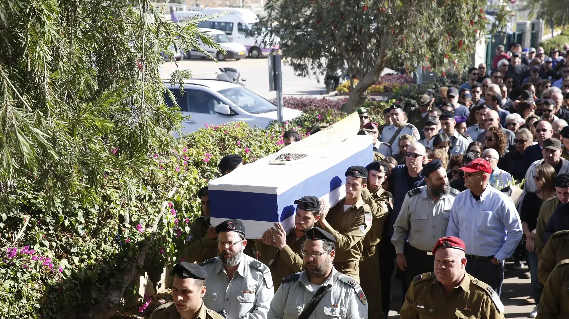 הלווייתו של החייל עידו בן ארי מחטיבה 401 בבית העלמין הצבאי בקריית שאול, 25 בנובמבר 2016 הלווייתו של החייל עידו בן ארי מחטיבה 401 בבית העלמין הצבאי בקריית שאול, 25 בנובמבר 2016