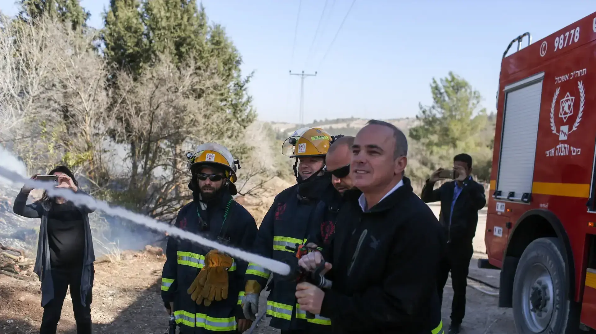 יובל שטייניץ שר התשתיות הלאומיות, האנרגיה והמים עם כוחות הכיבוי בזירת השריפה בבית מאיר, 25 בנובמבר 2016 יובל שטייניץ שר התשתיות הלאומיות, האנרגיה והמים עם כוחות הכיבוי בזירת השריפה בבית מאיר, 25 בנובמבר 2016