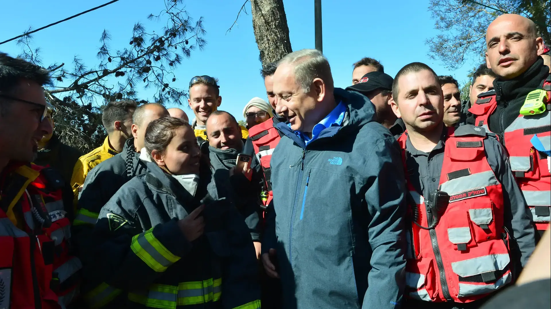 ראש הממשלה בנימין נתניהו מבקר בזירת השריפה בבית מאיר, 25 בנובמבר 2016 ראש הממשלה בנימין נתניהו מבקר בזירת השריפה בבית מאיר, 25 בנובמבר 2016