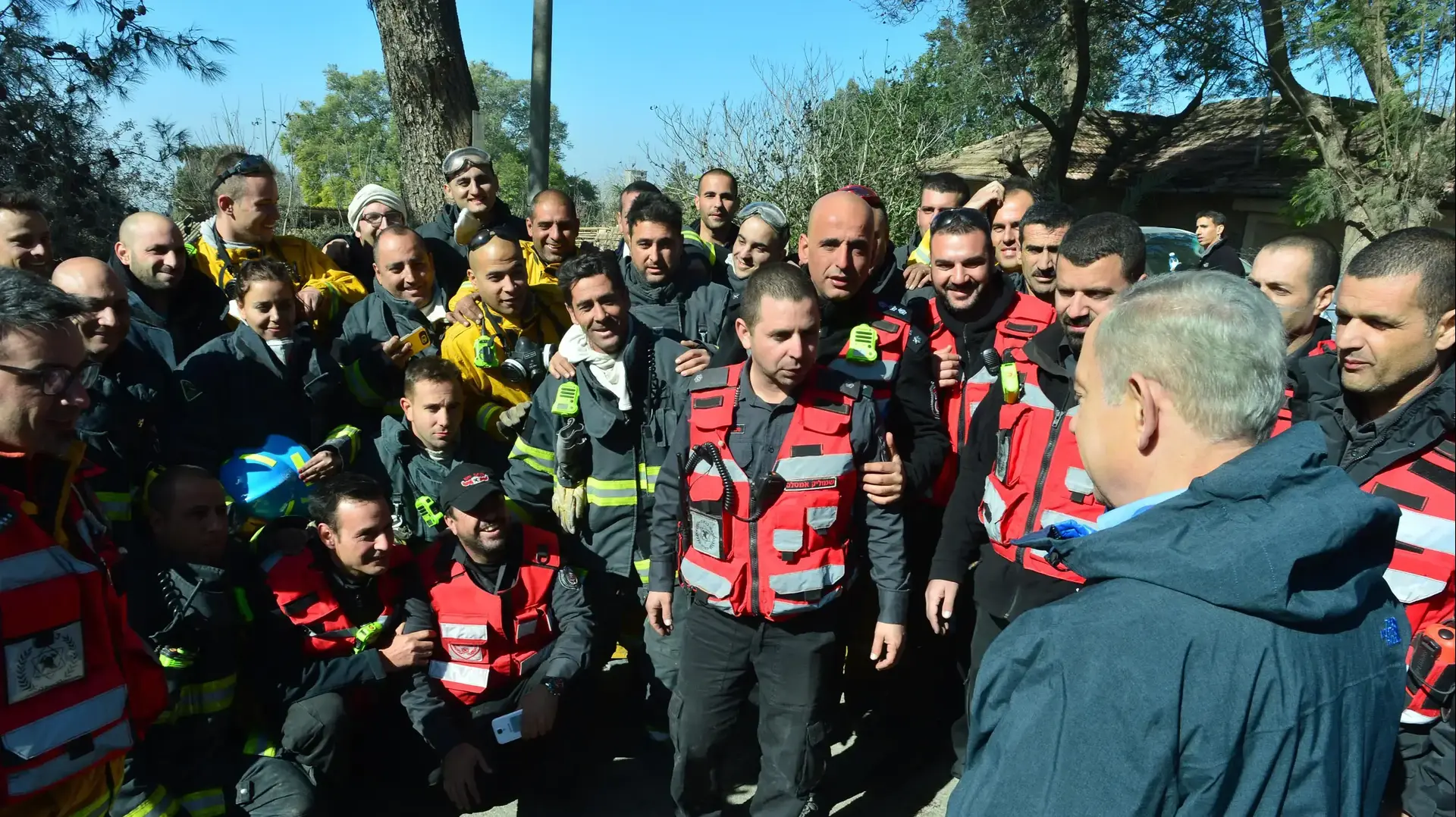 ראש הממשלה בנימין נתניהו מבקר בזירת השריפה בבית מאיר, 25 בנובמבר 2016 ראש הממשלה בנימין נתניהו מבקר בזירת השריפה בבית מאיר, 25 בנובמבר 2016