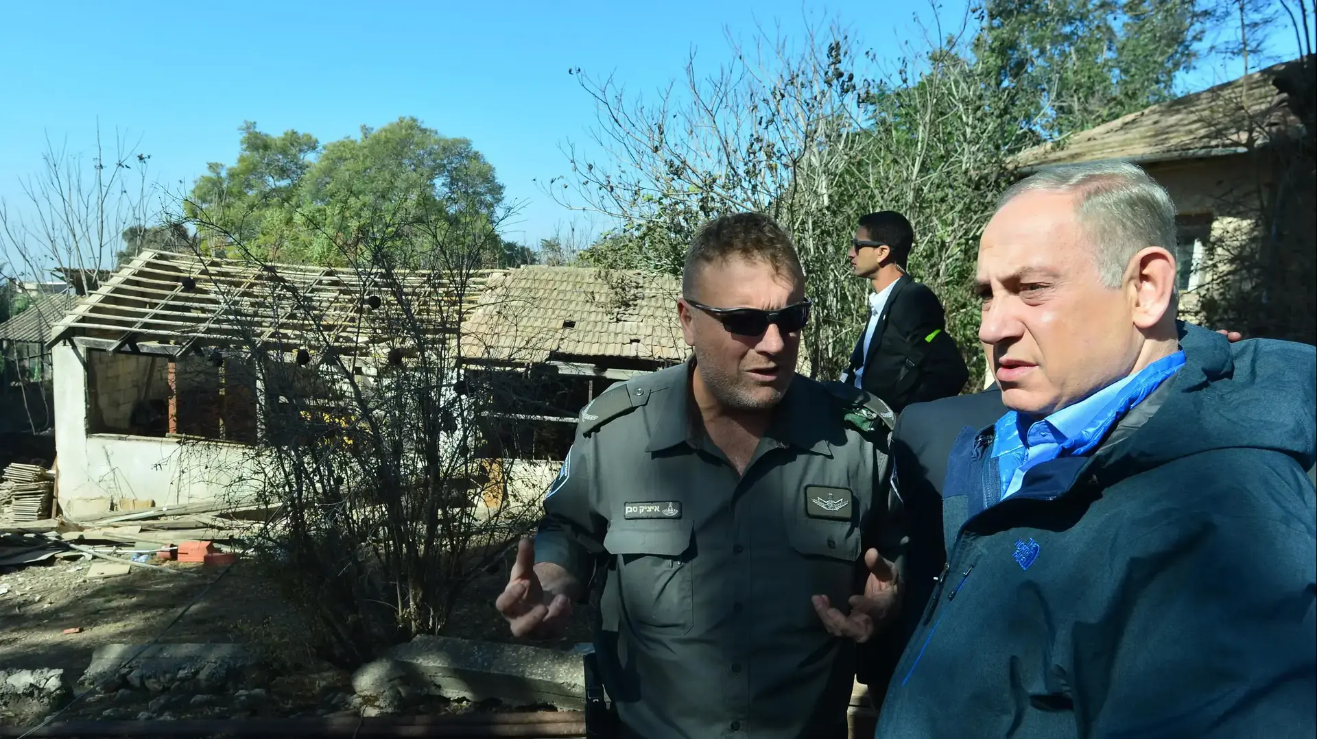 ראש הממשלה בנימין נתניהו מבקר בזירת השריפה בבית מאיר, 25 בנובמבר 2016