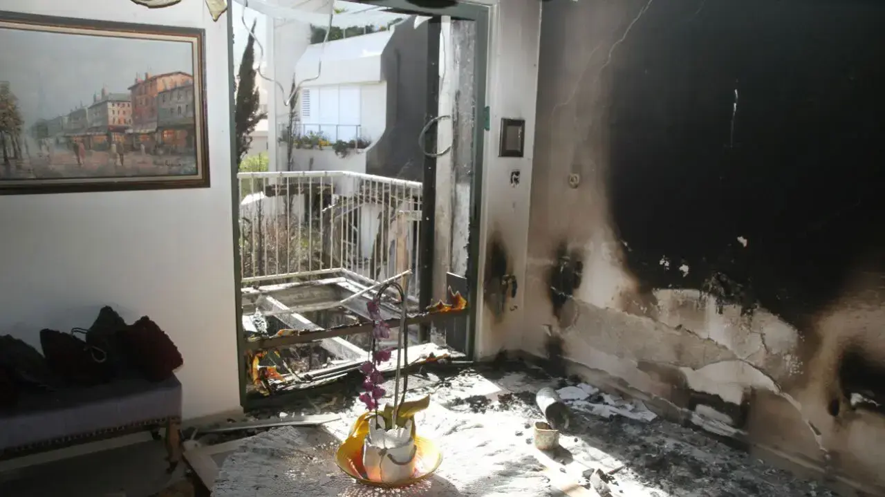ביתם של חיה ושמואל כהן רחוב זלמן שז"ר 18 בחיפה שנפגע בשריפה, 25 בנובמבר 2016 ביתם של חיה ושמואל כהן רחוב זלמן שז"ר 18 בחיפה שנפגע בשריפה, 25 בנובמבר 2016