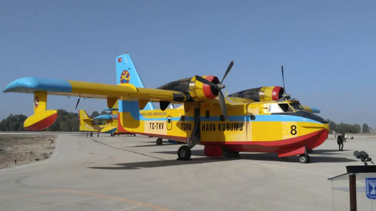 מטוס כיבוי מטורקיה שהגיע לסייע בכיבוי השריפות מהאוויר, 25 בנובמבר 2016 מטוס כיבוי מטורקיה שהגיע לסייע בכיבוי השריפות מהאוויר, 25 בנובמבר 2016