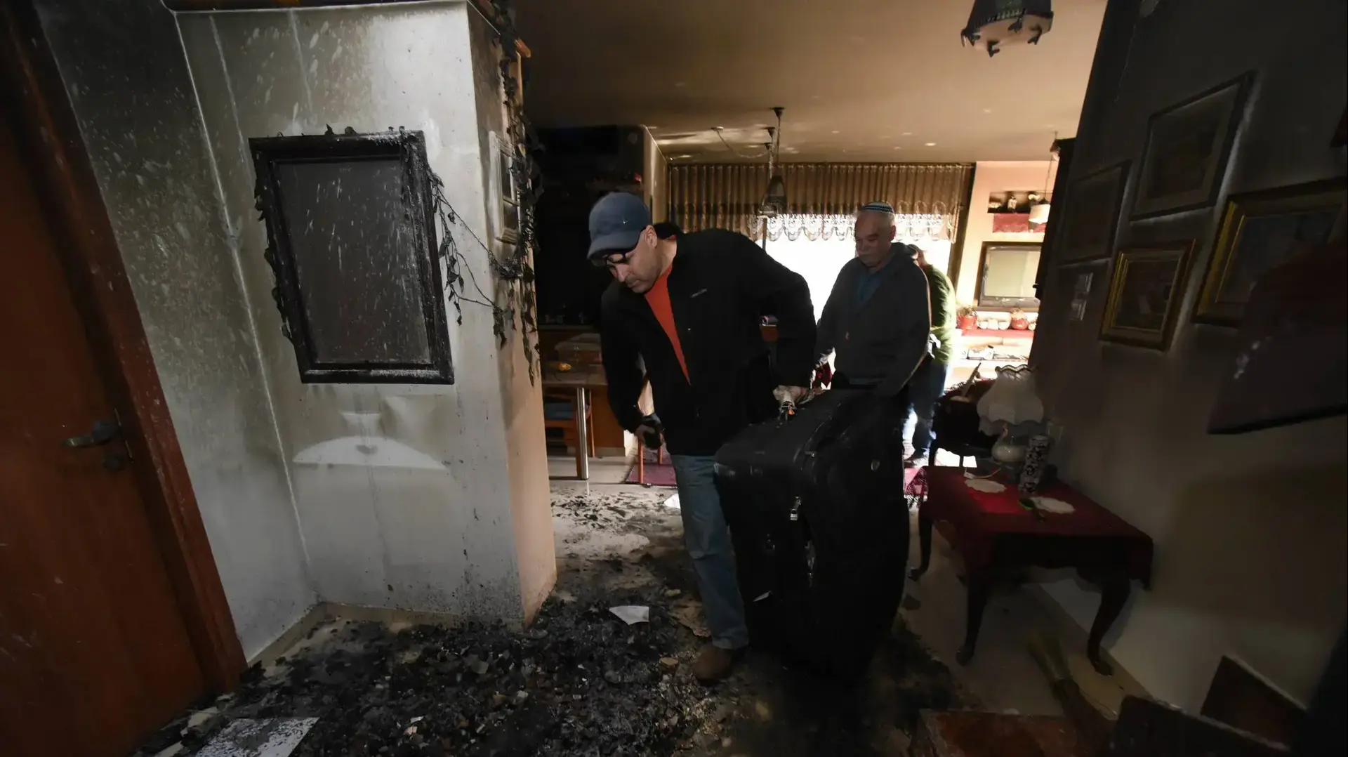 שמואל וחיה כהן מחיפה אורזים את חפציהם מהבית השרוף, 25 בנובמבר 2016 שמואל וחיה כהן מחיפה אורזים את חפציהם מהבית השרוף, 25 בנובמבר 2016