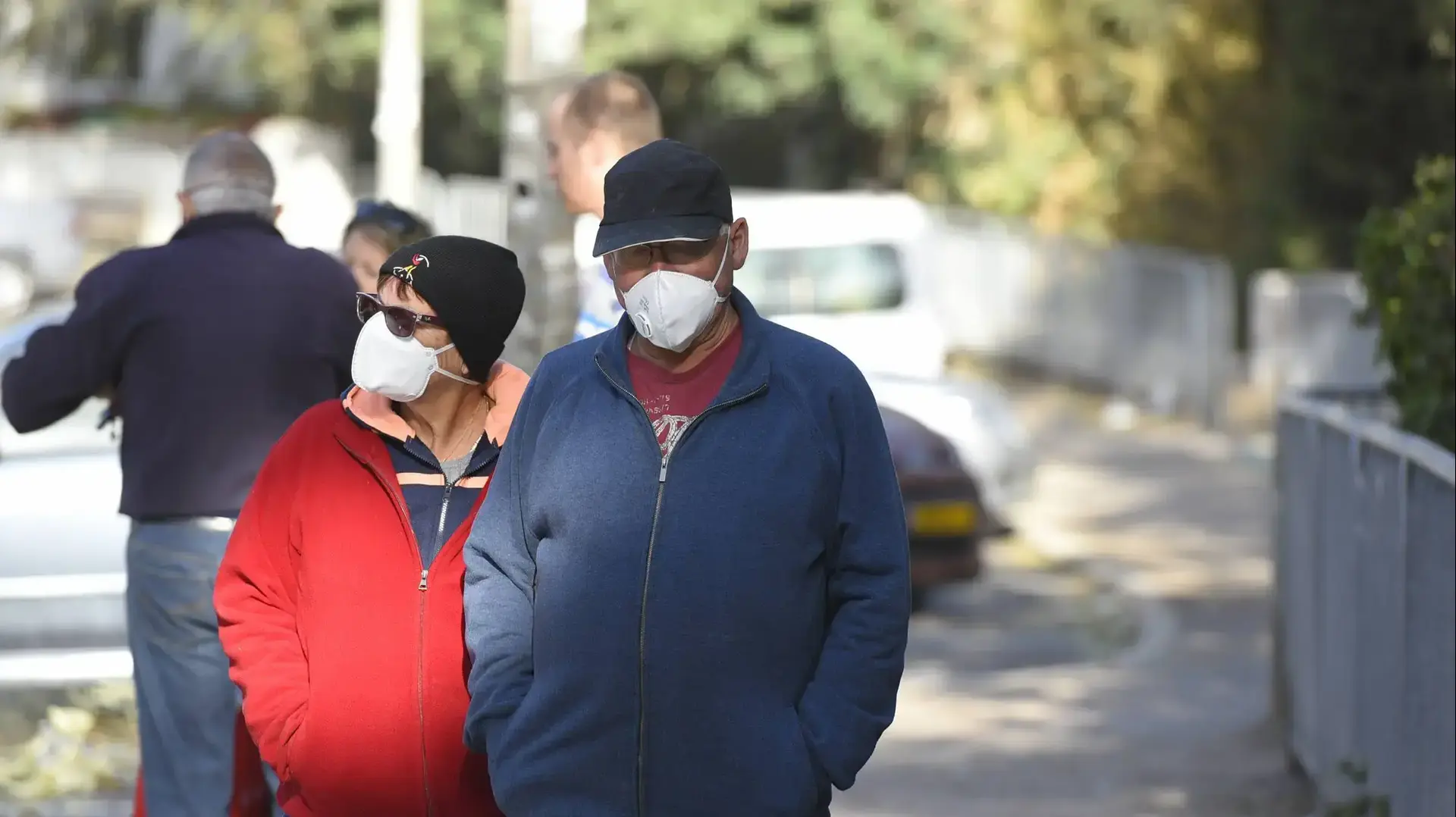 תושבי חיפה מכסים את פניהם מהעשן שנותר אחרי השריפה בחיפה, 25 בנובמבר 2016 תושבי חיפה מכסים את פניהם מהעשן שנותר אחרי השריפה בחיפה, 25 בנובמבר 2016