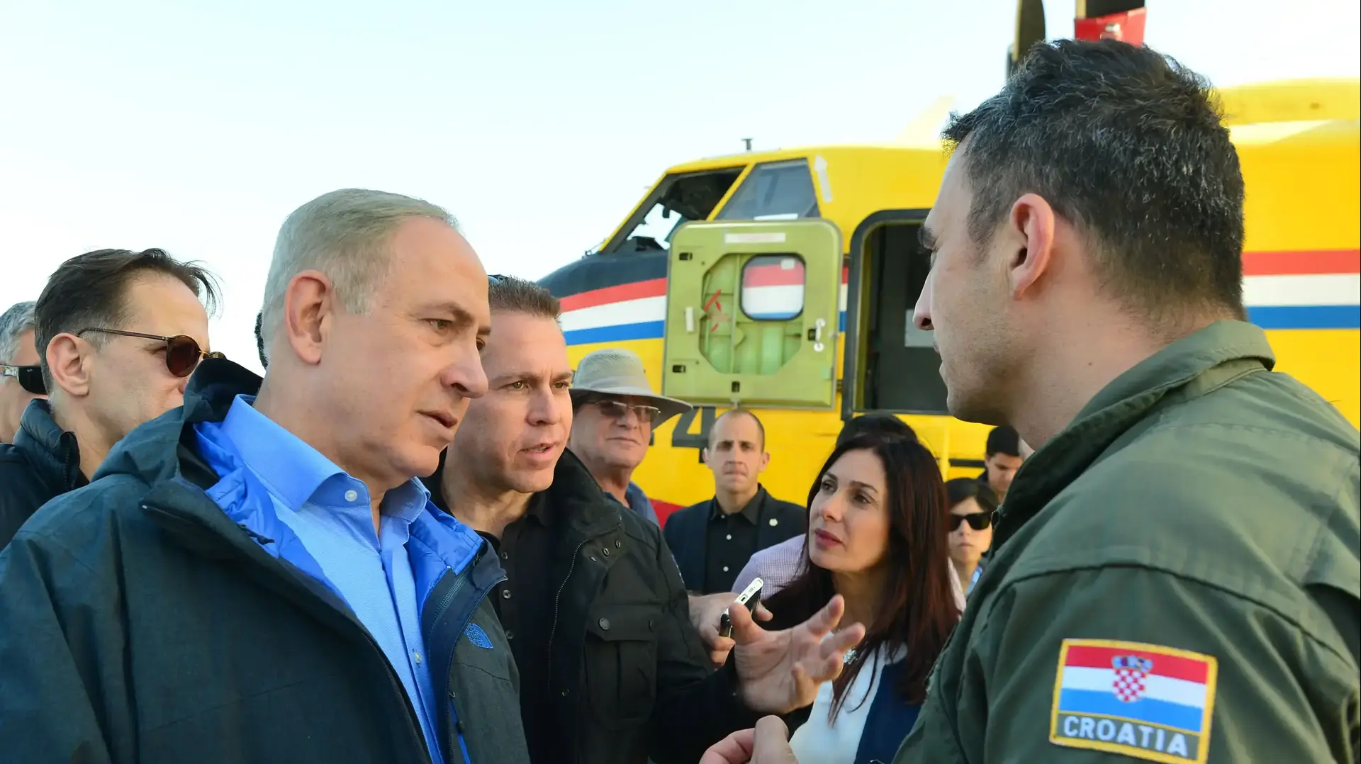 ראש הממשלה בנימין נתניהו, השר לביטחון הפנים גלעד ארדן במפגש עם צוותי אוויר מחו"ל לתגבור כיבוי השריפות. בסיס חצור, 25 בנובמבר 2016 ראש הממשלה בנימין נתניהו, השר לביטחון הפנים גלעד ארדן במפגש עם צוותי אוויר מחו"ל לתגבור כיבוי השריפות. בסיס חצור, 25 בנובמבר 2016