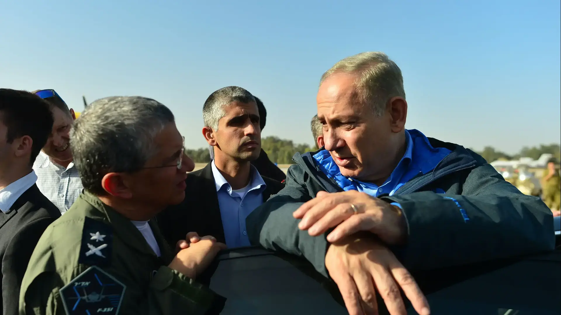 ראש הממשלה בנימין נתניהו, השר לביטחון הפנים גלעד ארדן במפגש עם צוותי אוויר מחו"ל לתגבור כיבוי השריפות. בסיס חצור, 25 בנובמבר 2016 ראש הממשלה בנימין נתניהו, השר לביטחון הפנים גלעד ארדן במפגש עם צוותי אוויר מחו"ל לתגבור כיבוי השריפות. בסיס חצור, 25 בנובמבר 2016