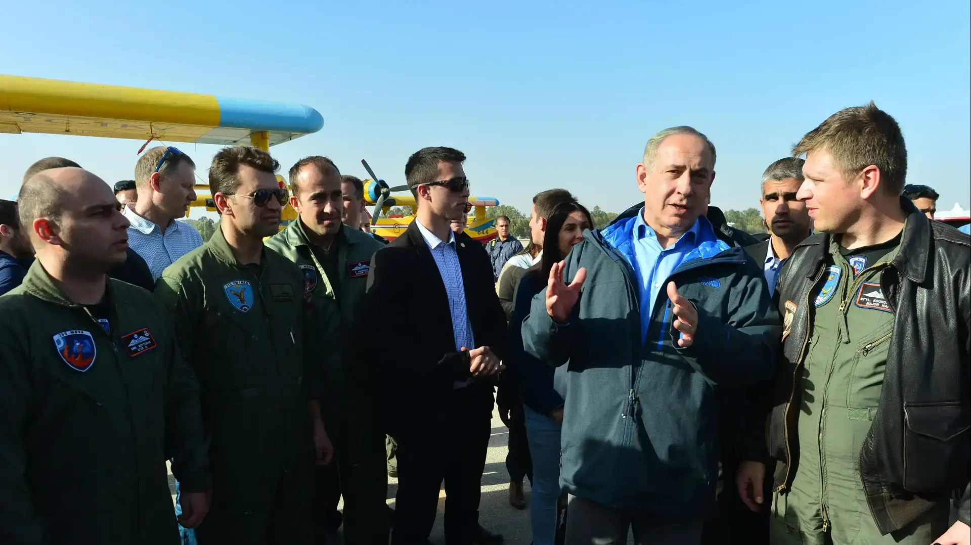 ראש הממשלה בנימין נתניהו, השר לביטחון הפנים גלעד ארדן במפגש עם צוותי אוויר מחו"ל לתגבור כיבוי השריפות. בסיס חצור, 25 בנובמבר 2016