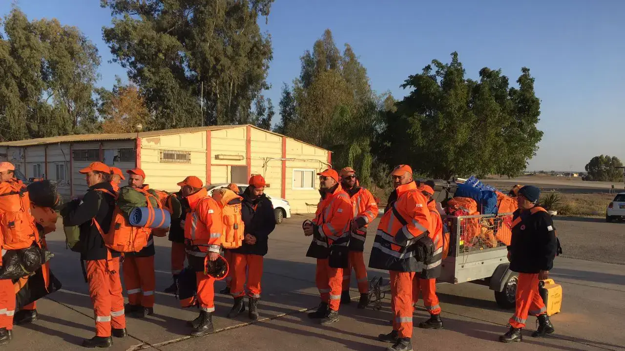 עשרות כבאים מקפריסין נחתו בבסיס חיל האוויר כדי לסייע בכיבוי השריפות עשרות כבאים מקפריסין נחתו בבסיס חיל האוויר כדי לסייע בכיבוי השריפות