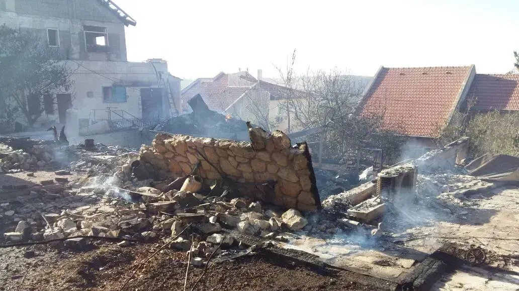 עבודות של חברת החשמל לתיקון תשתיות החשמל לאחר השריפה בחלמיש. 26 בנובמבר 2016