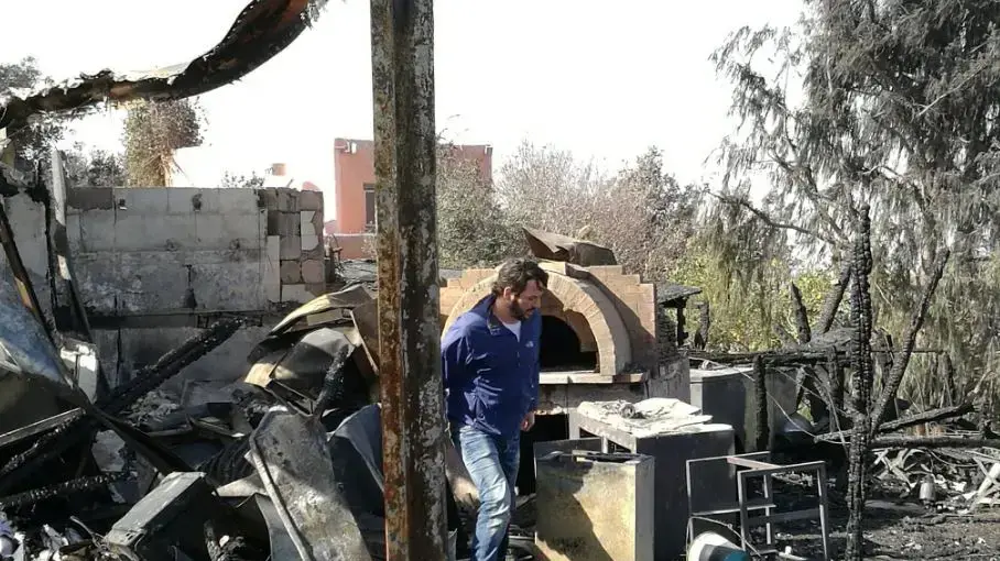תומר ניב, שף מסעדת "המטבח של רמה" בהריסות המקום לאחר השריפה, 26 בנובמבר 2016 תומר ניב, שף מסעדת "המטבח של רמה" בהריסות המקום לאחר השריפה, 26 בנובמבר 2016