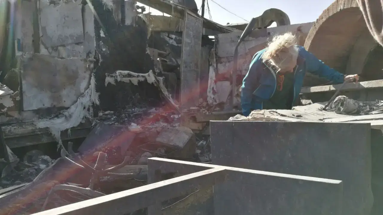 תומר ניב, שף מסעדת "המטבח של רמה" בהריסות המקום לאחר השריפה, 26 בנובמבר 2016 תומר ניב, שף מסעדת "המטבח של רמה" בהריסות המקום לאחר השריפה, 26 בנובמבר 2016