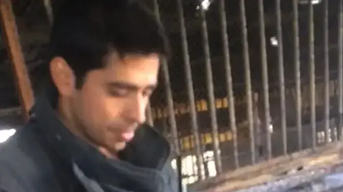 תוכי שניצל בידי לוחמי האש שכיבו את השריפה בבית מאיר, 26 בנובמבר 2016