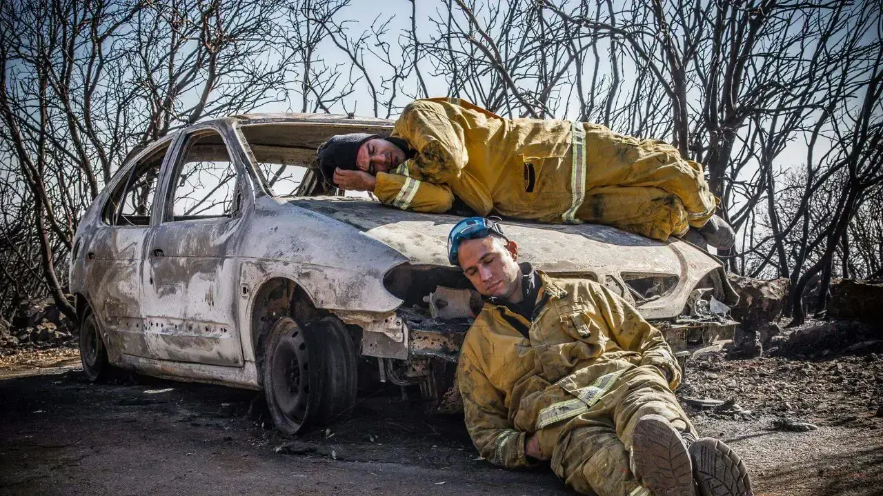 לוחמי אש לאחר כיבוי השריפה בהר חלוץ, 26 בנובמבר 2016 לוחמי אש לאחר כיבוי השריפה בהר חלוץ, 26 בנובמבר 2016