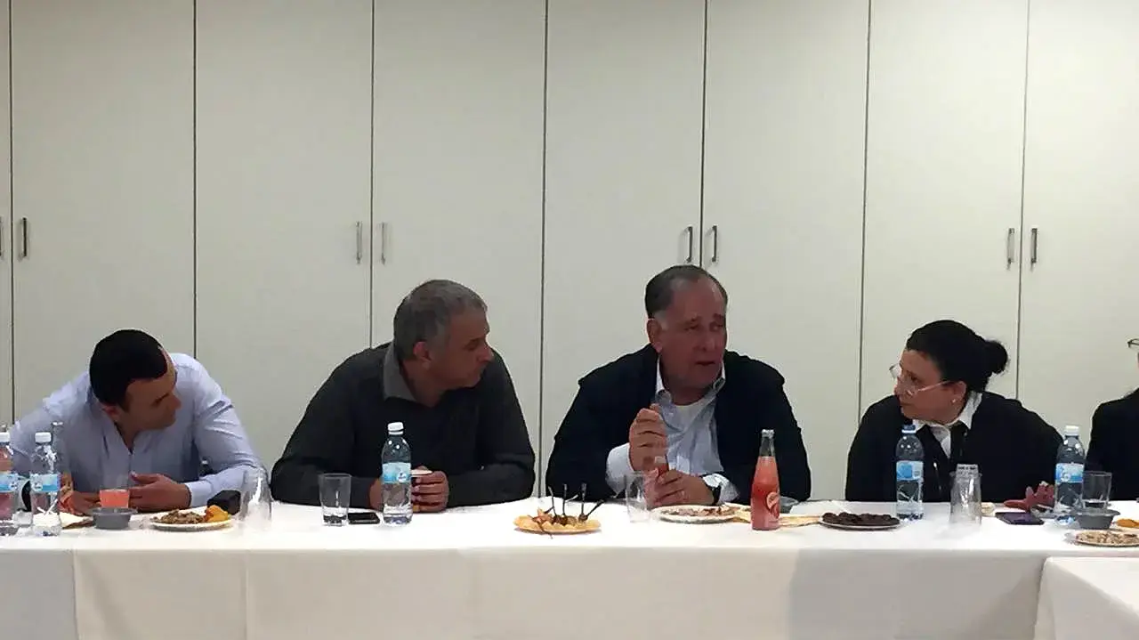 ראש עיריית חיפה יונה יהב ושר האוצר משה כחלון בישיבה של הנהלת משרד האוצר בעקבות גל השריפות, 26 בנובמבר 2016 ראש עיריית חיפה יונה יהב ושר האוצר משה כחלון בישיבה של הנהלת משרד האוצר בעקבות גל השריפות, 26 בנובמבר 2016