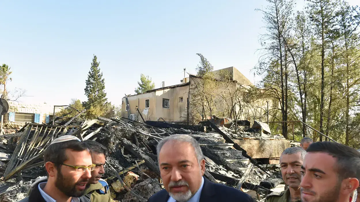 שר הביטחון אביגדור ליברמן בביקור בהתנחלות חלמיש לאחר כיבוי השריפה שפרצה בה אמש, 27 בנובמבר 2016 שר הביטחון אביגדור ליברמן בביקור בהתנחלות חלמיש לאחר כיבוי השריפה שפרצה בה אמש, 27 בנובמבר 2016