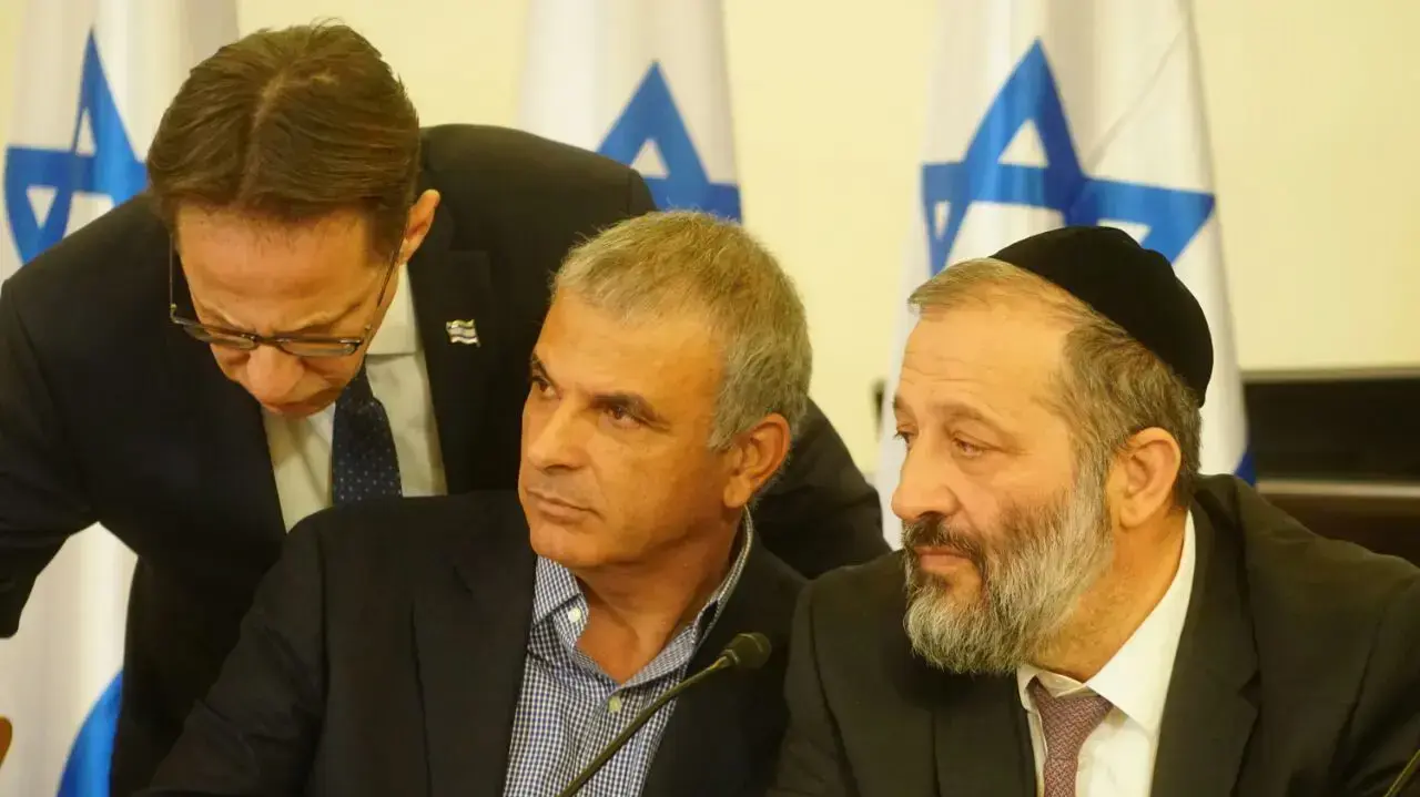 ישיבת ממשלה מיוחדת בעיריית חיפה בעקבות גל השריפות, 27 בנובמבר 2016 ישיבת ממשלה מיוחדת בעיריית חיפה בעקבות גל השריפות, 27 בנובמבר 2016