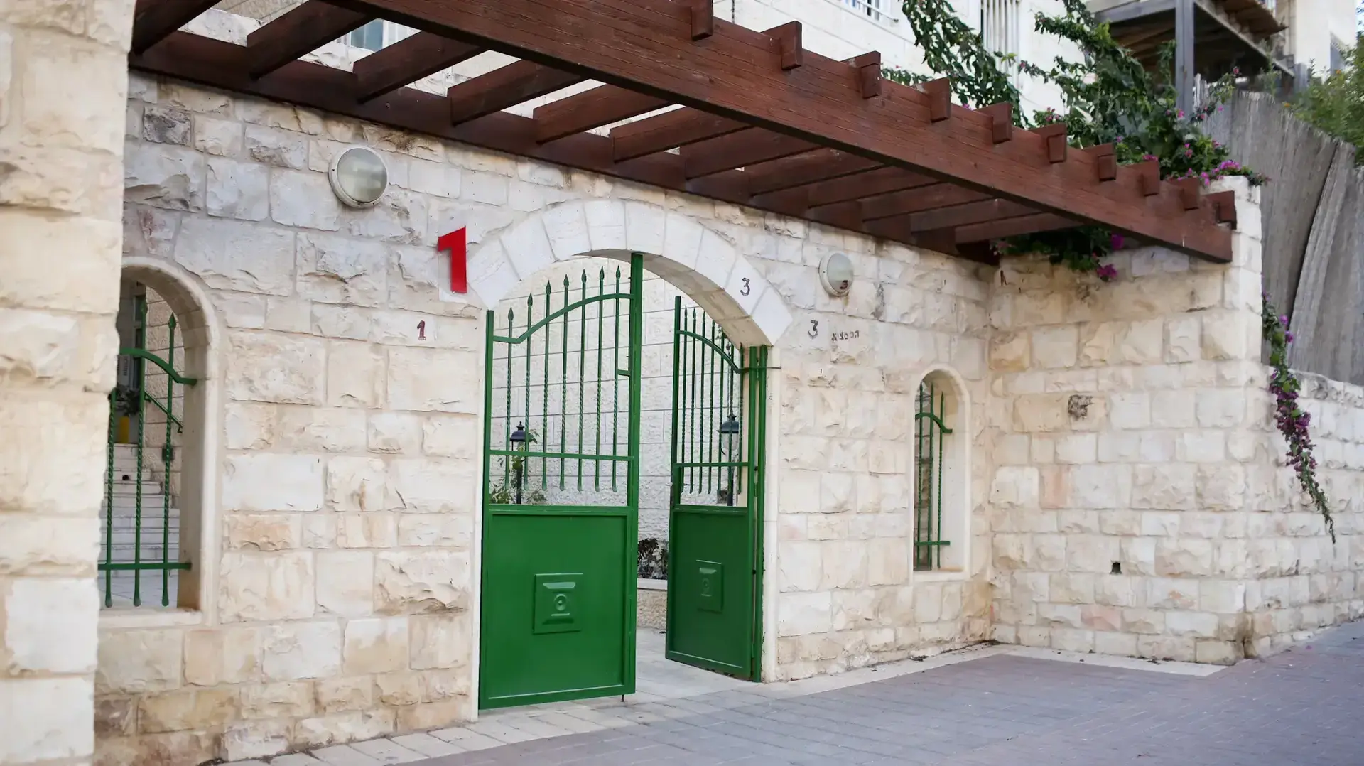 זירת הרצח בו נער בן 16 הכה את חברו למוות באמצעות אלת ברזל בהר חומה בירושלים, 27 בנובמבר 2016 זירת הרצח בו נער בן 16 הכה את חברו למוות באמצעות אלת ברזל בהר חומה בירושלים, 27 בנובמבר 2016