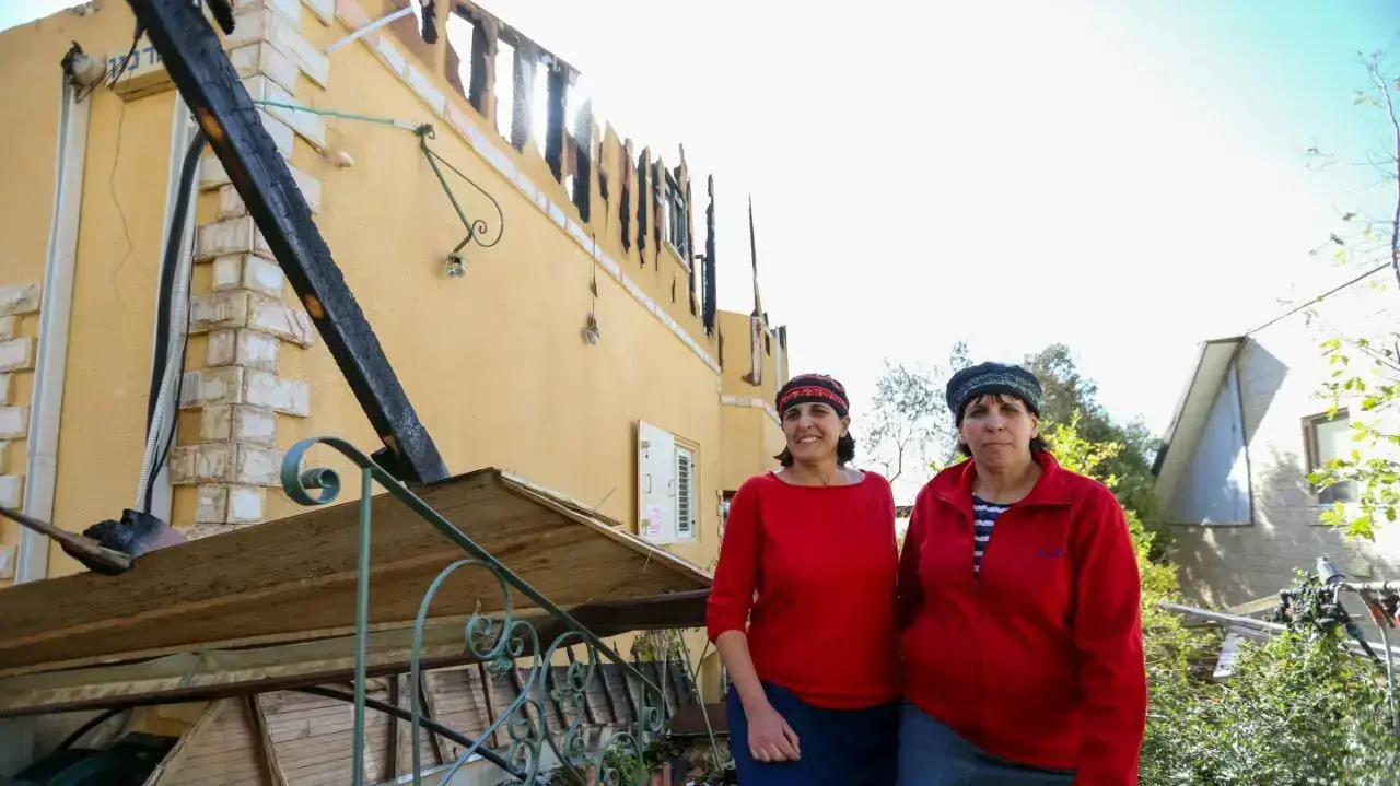 אביגיל סרוסי ועפרה ארנון שביתן נשרף בשריפה בחלמיש. 27 בנובמבר 2016