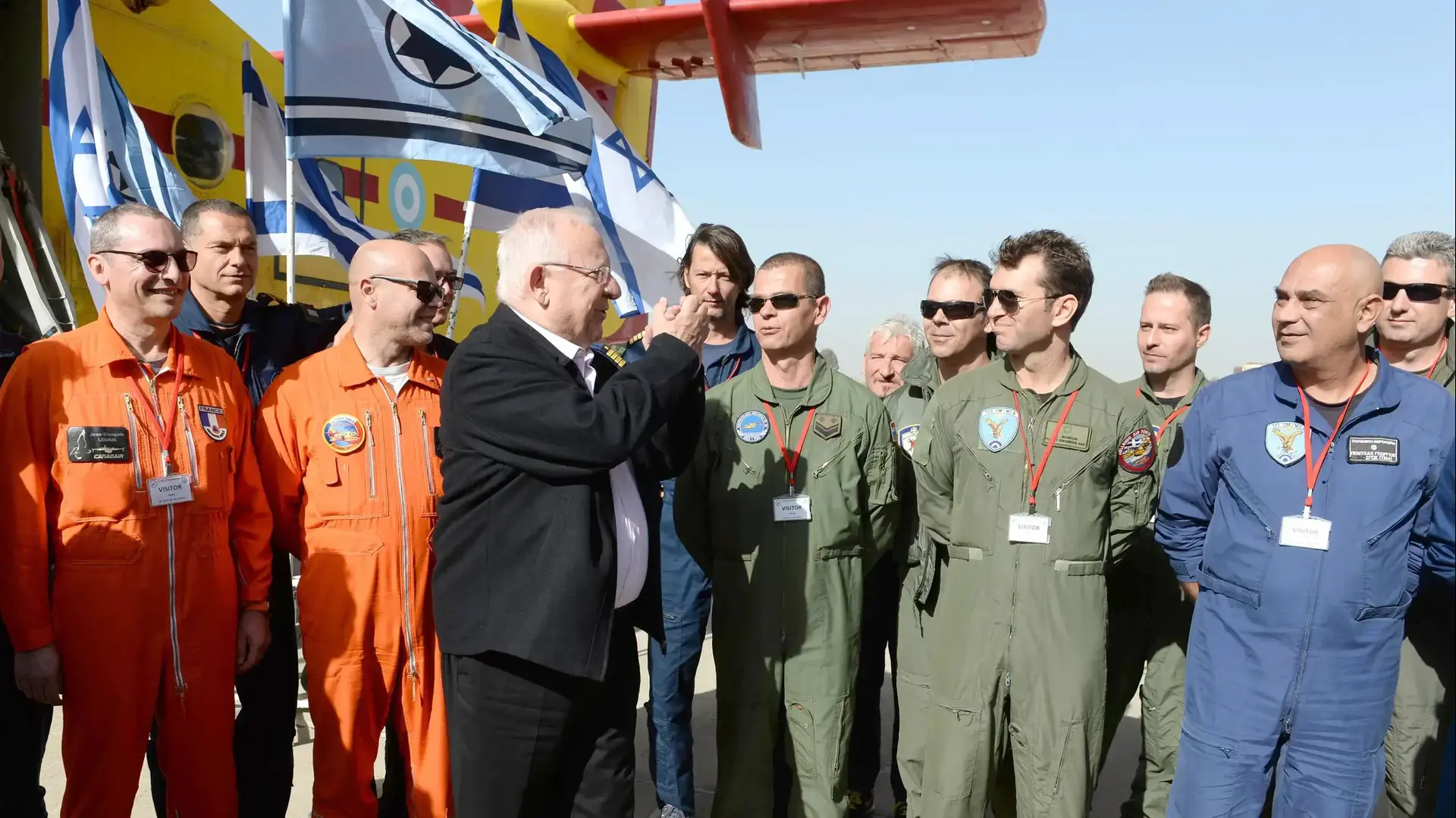 נשיא המדינה ראובן ריבלין וטייסי כיבוי והצלה, נטף. 27 בנובמבר 2016 נשיא המדינה ראובן ריבלין וטייסי כיבוי והצלה, נטף. 27 בנובמבר 2016