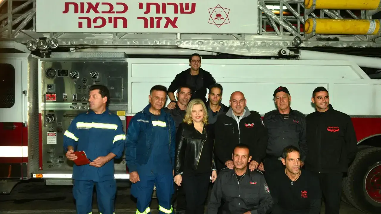 שרה נתניהו במפגש עם כבאים, נובמבר 2016 שרה נתניהו במפגש עם כבאים, נובמבר 2016
