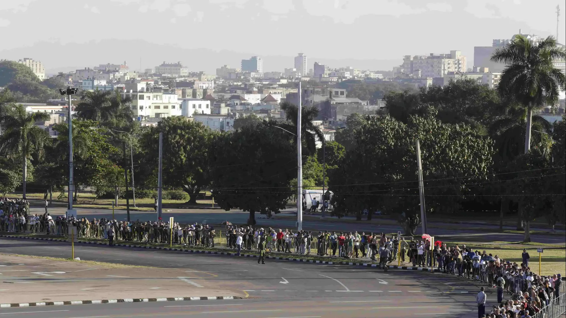 אזרחים ליד כיכר במהפכה בהוואנה שבקובה מחכים להיפרד מפידל קסטרו שנפטר בשבוע שעבר, 28 בנובמבר 2016 אזרחים ליד כיכר במהפכה בהוואנה שבקובה מחכים להיפרד מפידל קסטרו שנפטר בשבוע שעבר, 28 בנובמבר 2016