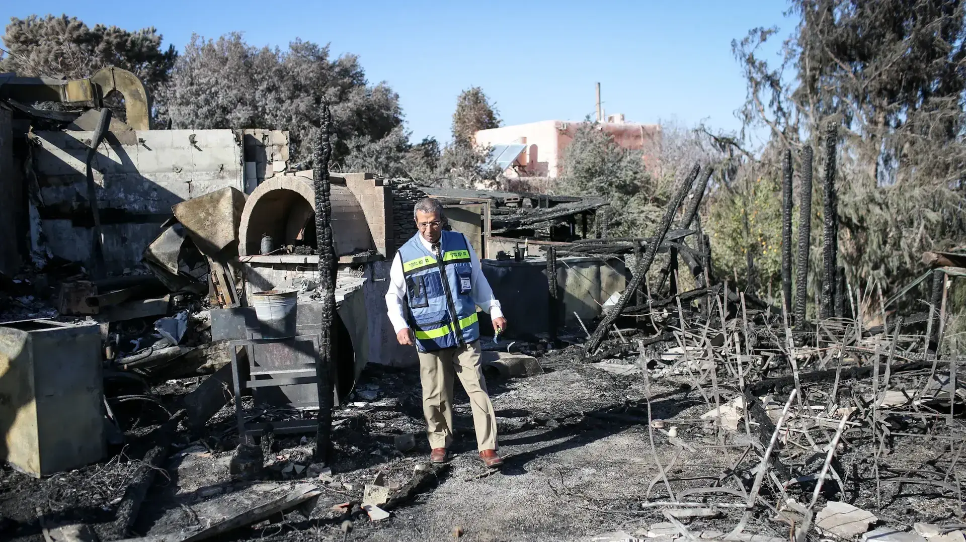 פקיד של מס רכוש בבית שנשרף ביישוב נטף שבהרי ירושלים, 28 בנובמבר 2016 פקיד של מס רכוש בבית שנשרף ביישוב נטף שבהרי ירושלים, 28 בנובמבר 2016