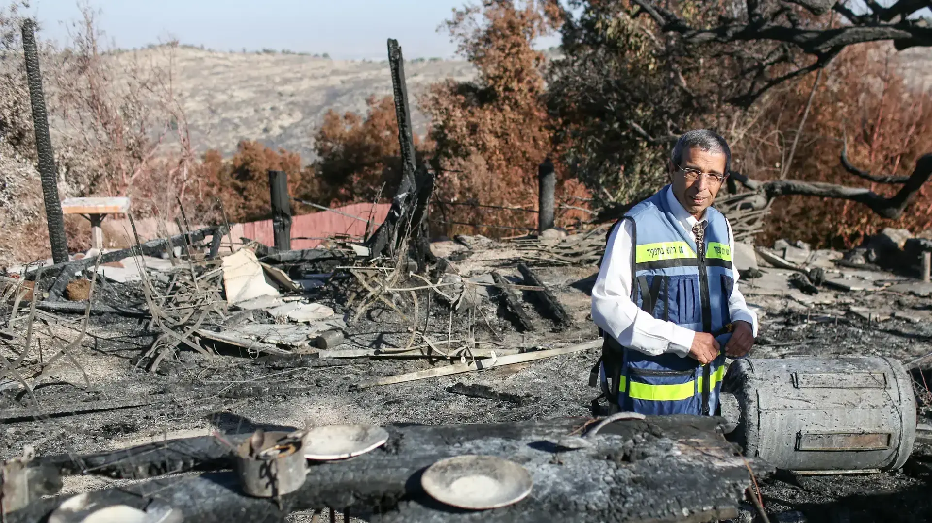 פקיד של מס רכוש בבית שנשרף ביישוב נטף שבהרי ירושלים, 28 בנובמבר 2016 פקיד של מס רכוש בבית שנשרף ביישוב נטף שבהרי ירושלים, 28 בנובמבר 2016