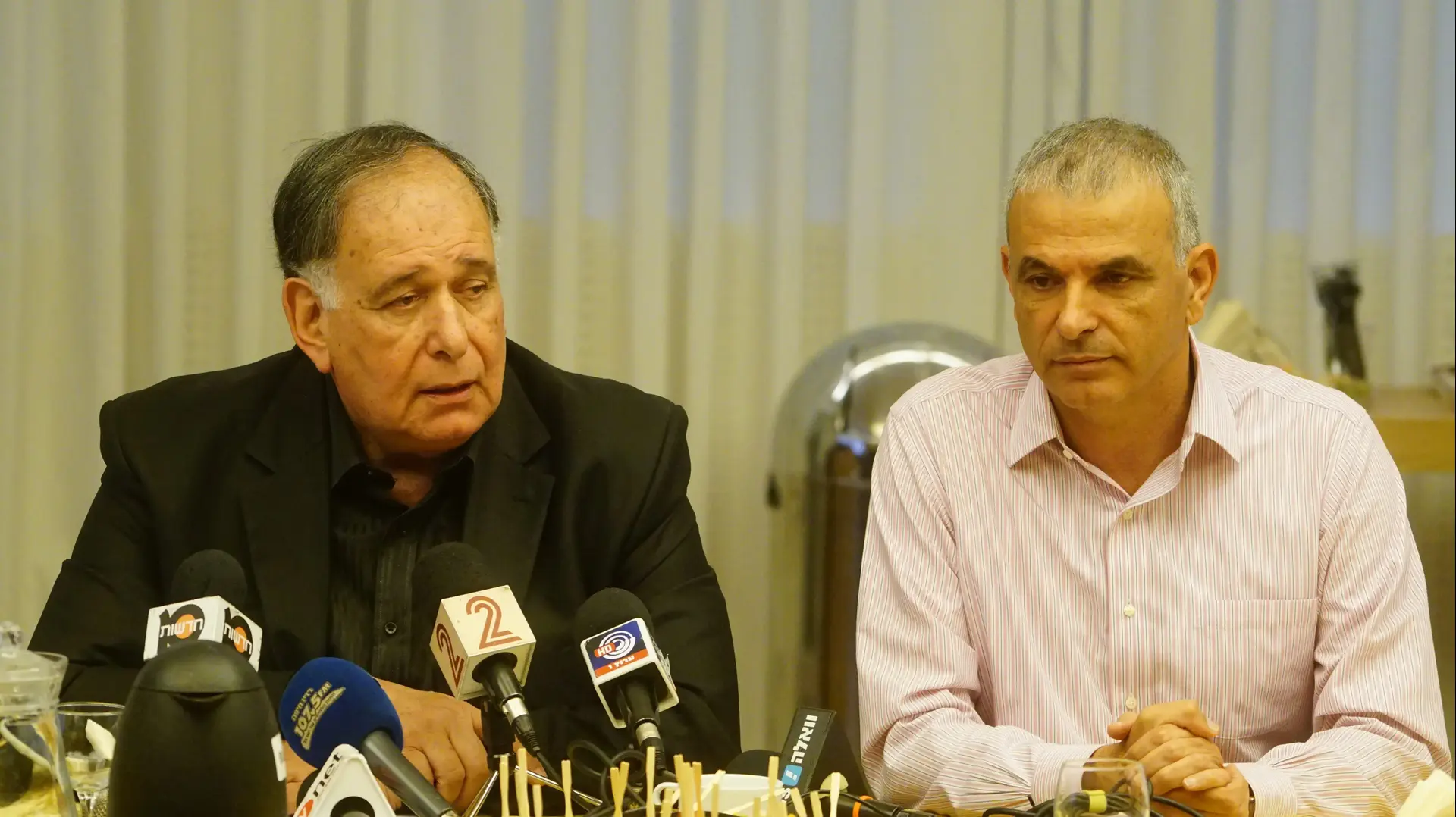 ראש עיריית חיפה יונה יהב ושר האוצר משה כחלון בדיון על פיצוי הנפגעים בשריפה בחיפה. נובמבר 2016 ראש עיריית חיפה יונה יהב ושר האוצר משה כחלון בדיון על פיצוי הנפגעים בשריפה בחיפה. נובמבר 2016