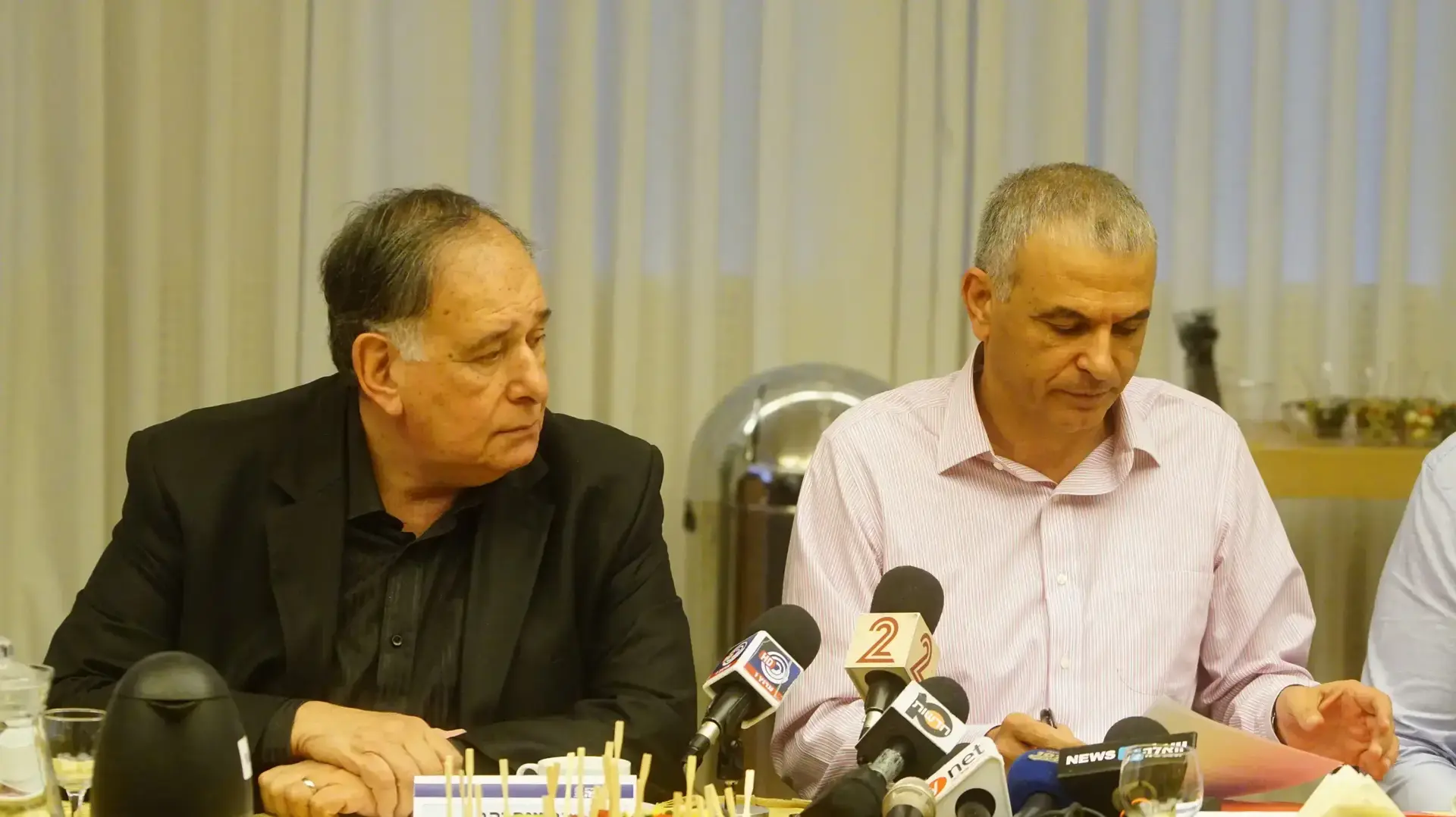 ראש עיריית חיפה יונה יהב ושר האוצר משה כחלון בדיון על פיצוי הנפגעים בשריפה בחיפה. נובמבר 2016 ראש עיריית חיפה יונה יהב ושר האוצר משה כחלון בדיון על פיצוי הנפגעים בשריפה בחיפה. נובמבר 2016