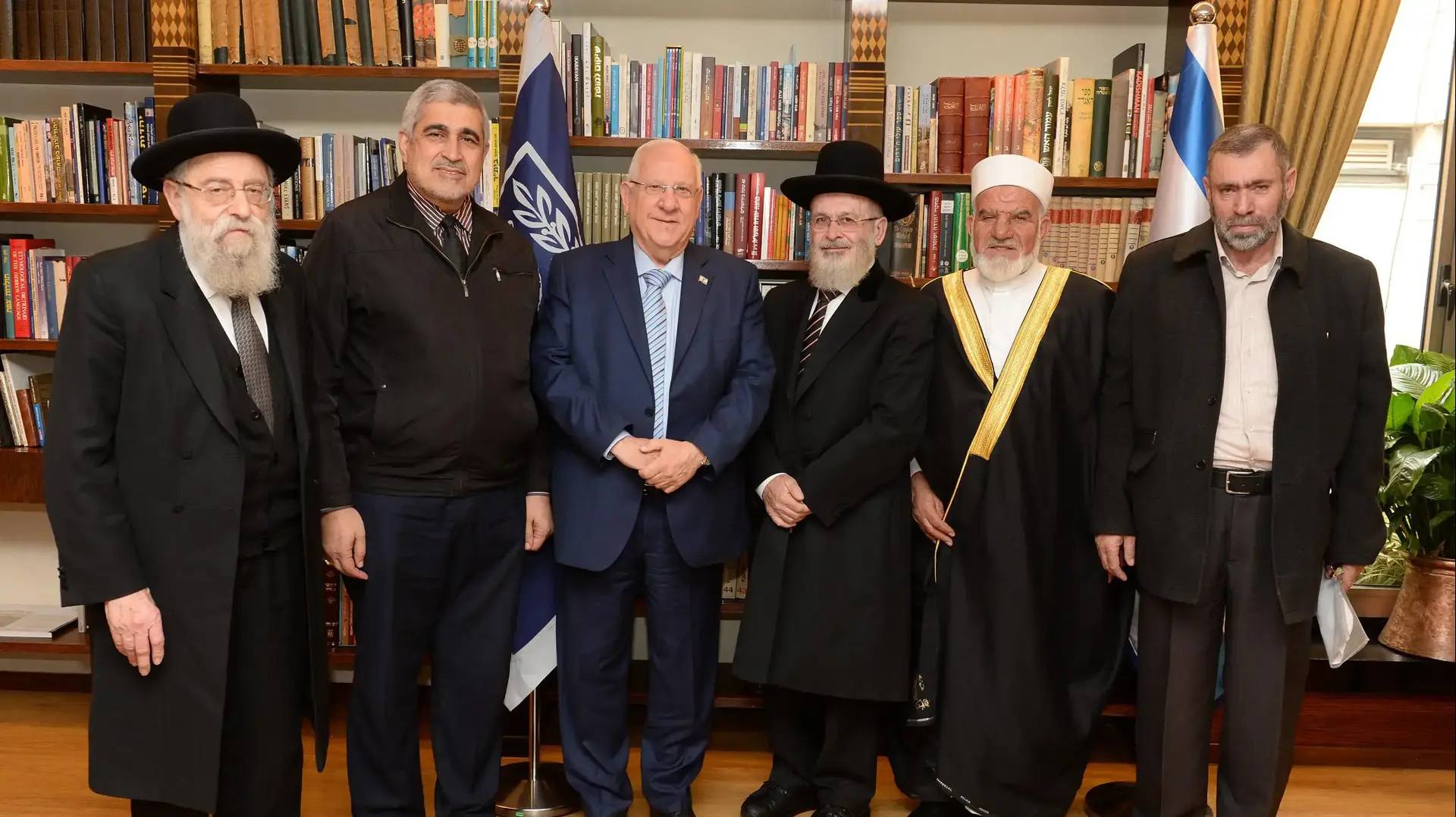 נשיא המדינה ראובן ריבלין במפגש בין מנהיגי דת יהודים ומוסלמים ברקע השיח הציבורי על חקיקת חוק המואזין. נובמבר 2016 נשיא המדינה ראובן ריבלין במפגש בין מנהיגי דת יהודים ומוסלמים ברקע השיח הציבורי על חקיקת חוק המואזין. נובמבר 2016