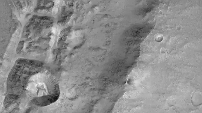תמונות של מאדים שנשלחו ממצלמות החללית Trace Gas Orbiter של סוכנות החלל האירופית והרוסית, נובמבר 2016