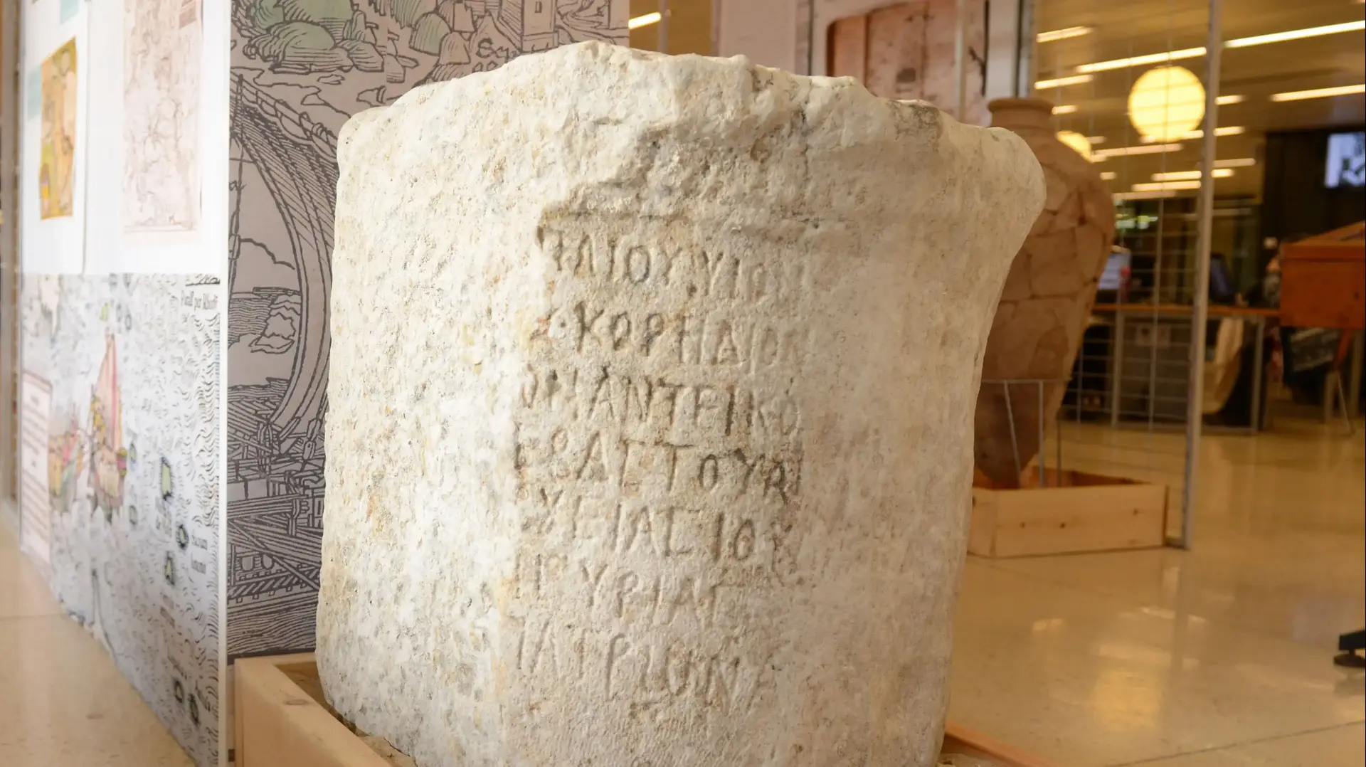 כתובת עתיקה מזהה את הנציב הרומי בשנים שלפני מרד בר כוכבא - תערוכה בספריית אוניברסיטת חיפה. נובמבר 2016
