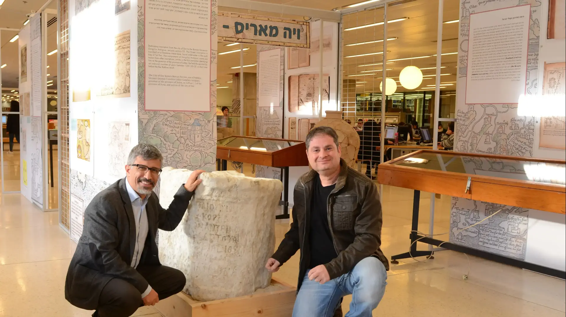 כתובת עתיקה מזהה את הנציב הרומי בשנים שלפני מרד בר כוכבא - פרופ' יסעור לנדאו (מימין) וד"ר גיל גמבש עם הכתובת. נובמבר 2016 כתובת עתיקה מזהה את הנציב הרומי בשנים שלפני מרד בר כוכבא - פרופ' יסעור לנדאו (מימין) וד"ר גיל גמבש עם הכתובת. נובמבר 2016