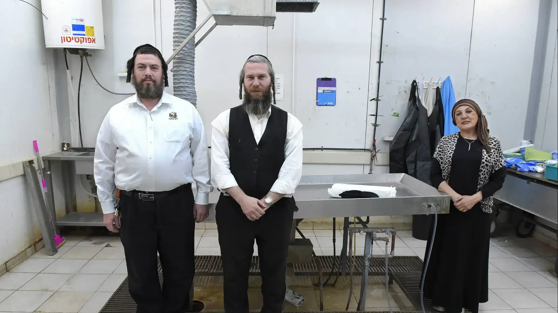 מטהרת גופות מזל ברוך-אל, הקברנים שמואל טויב (מרכז) שלמה הוס (שמאל) נובמבר 2016 מטהרת גופות מזל ברוך-אל, הקברנים שמואל טויב (מרכז) שלמה הוס (שמאל) נובמבר 2016