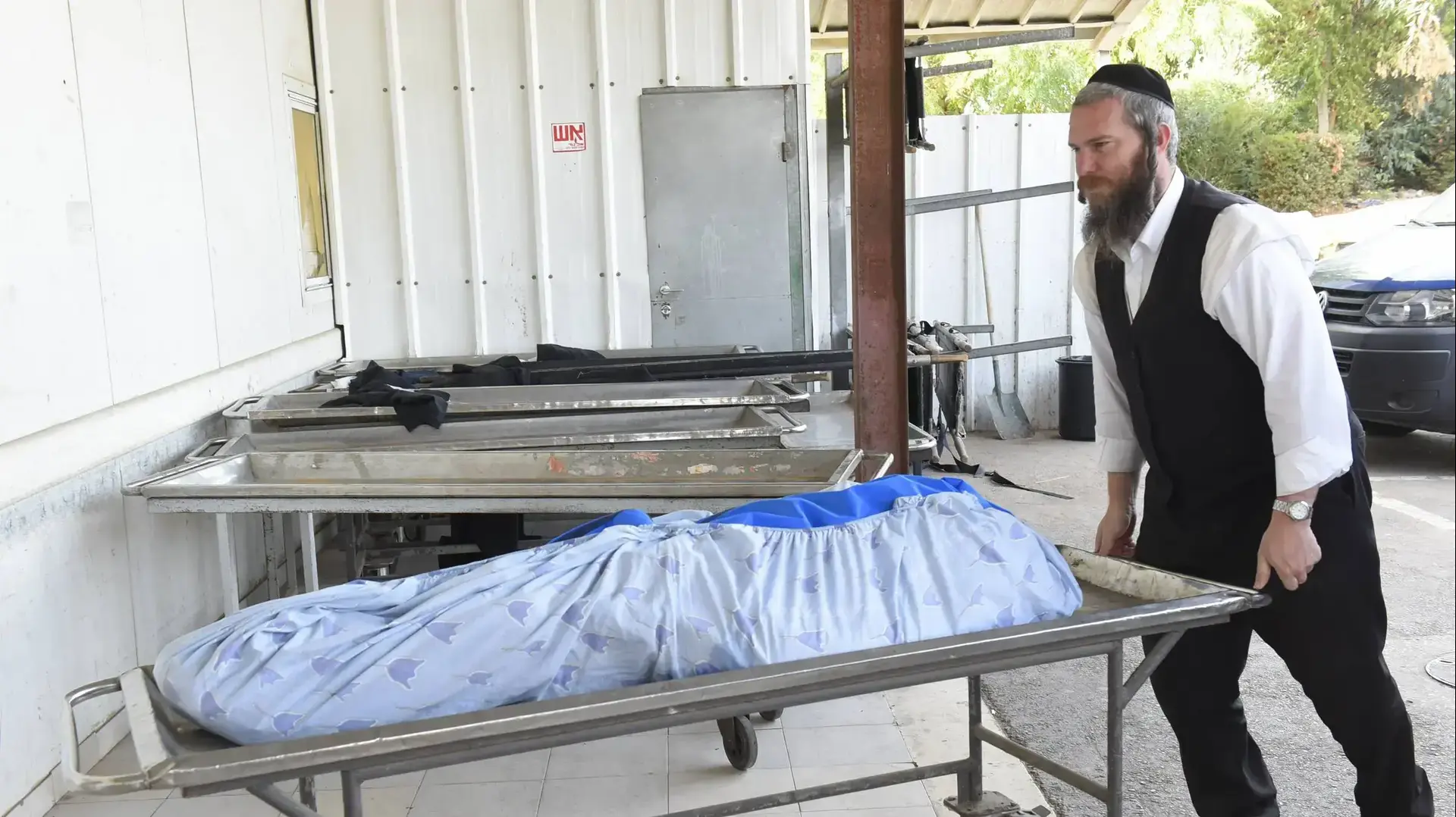 שמואל טויב, קברן, מצבות וקבורה רוויה בבית עלמין ירקון, נובמבר 2016 שמואל טויב, קברן, מצבות וקבורה רוויה בבית עלמין ירקון, נובמבר 2016