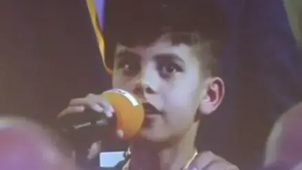 הפליט האפגני אידריס שהודה לקנצלרית גרמניה אנגלה מרקל במהלך כנס של מפלגתה, נובמבר 2016 הפליט האפגני אידריס שהודה לקנצלרית גרמניה אנגלה מרקל במהלך כנס של מפלגתה, נובמבר 2016