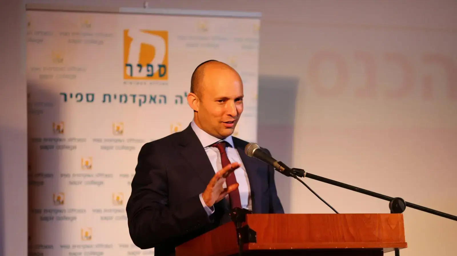 שר החינוך נפתלי בנט בכנס שדרות לחברה וכלכלה, סינמטק שדרות. נובמבר 2016 שר החינוך נפתלי בנט בכנס שדרות לחברה וכלכלה, סינמטק שדרות. נובמבר 2016