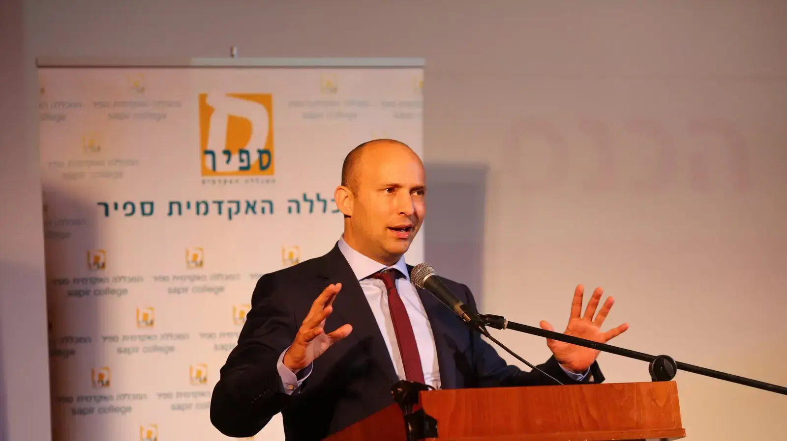 שר החינוך נפתלי בנט בכנס שדרות לחברה וכלכלה, סינמטק שדרות. נובמבר 2016 שר החינוך נפתלי בנט בכנס שדרות לחברה וכלכלה, סינמטק שדרות. נובמבר 2016