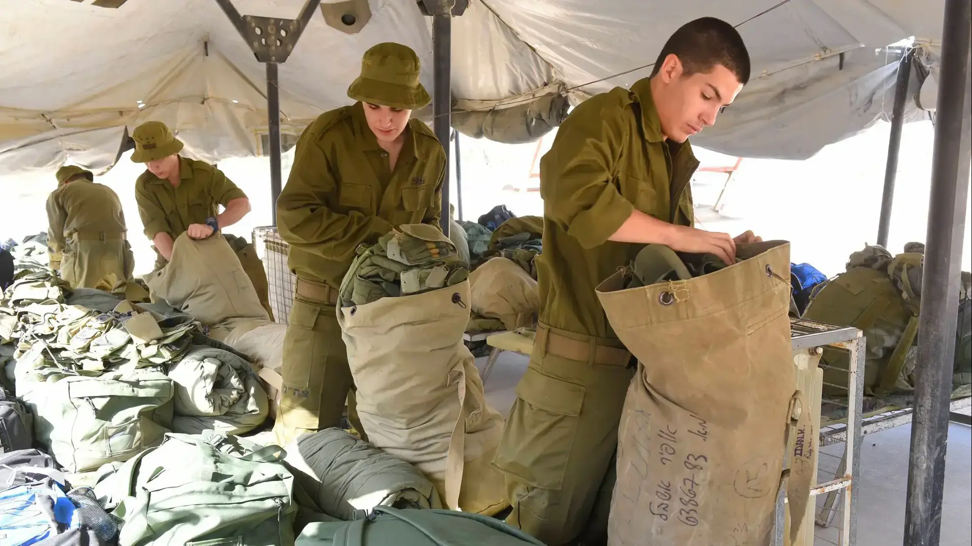 טירוני חטיבת גבעתי ביום השני בצבא בבסיס שדה תימן, 27 בנובמבר 2016