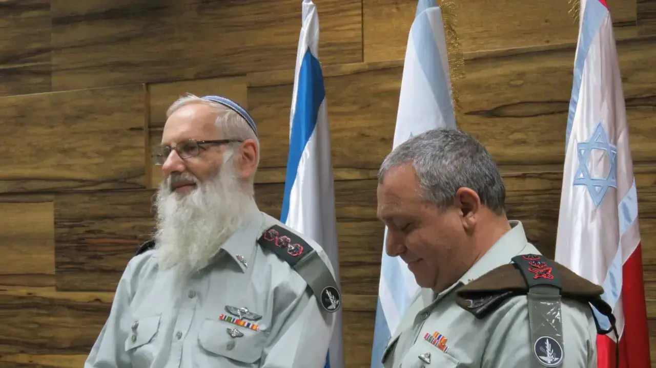 הרמטכ"ל גדי איזנקוט בטקס מינוי הרב הצבאי הראשי אייל קרים, הקריה, תל אביב. דצמבר 2016