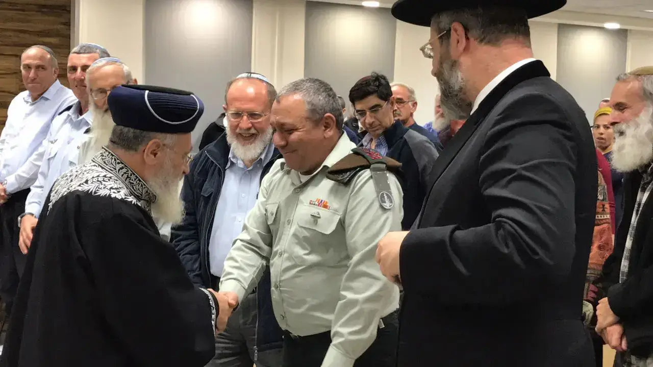 הרמטכ"ל גדי איזנקוט והרב הראשי יצחק יוסף בטקס מינוי הרב הצבאי הראשי אייל קרים, הקריה, תל אביב. דצמבר 2016