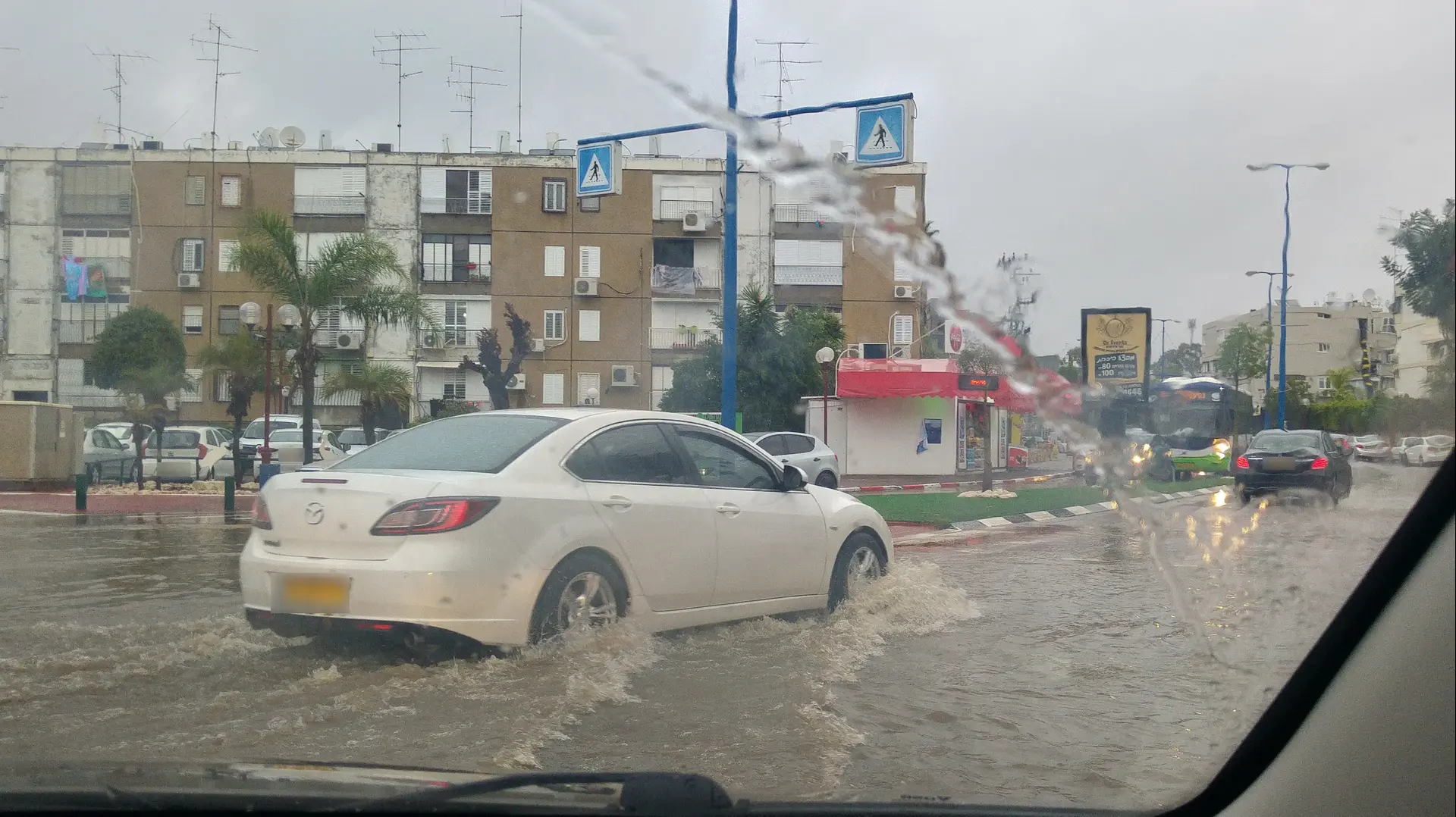 רחובות אור יהודה מוצפים בעקבות הגשם, 2 בדצמבר 2016 רחובות אור יהודה מוצפים בעקבות הגשם, 2 בדצמבר 2016