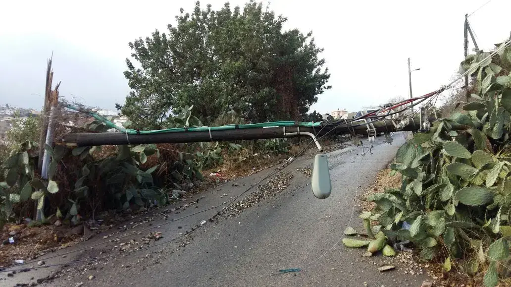 עמודי חשמל שקרסו באום אל-פחם בעקבות הסערה, דצמבר 2016 עמודי חשמל שקרסו באום אל-פחם בעקבות הסערה, דצמבר 2016