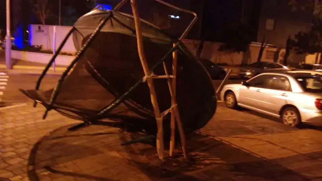 טרמפולינה שהתעופפה מחצר בית ביבנה במהלך הסערה, דצמבר 2016 טרמפולינה שהתעופפה מחצר בית ביבנה במהלך הסערה, דצמבר 2016