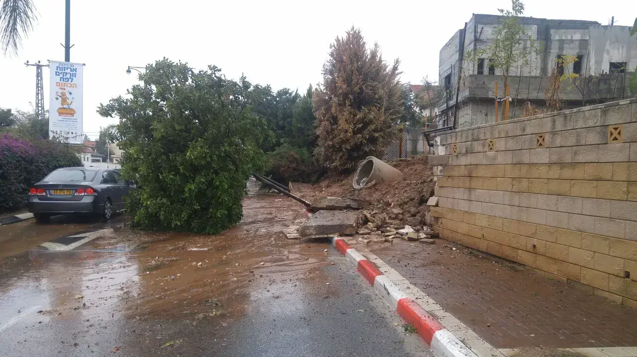 חומה ברחוב הראשונים ביבנה קרסה בעקבות הגשם, 2 בדצמבר 2016 חומה ברחוב הראשונים ביבנה קרסה בעקבות הגשם, 2 בדצמבר 2016
