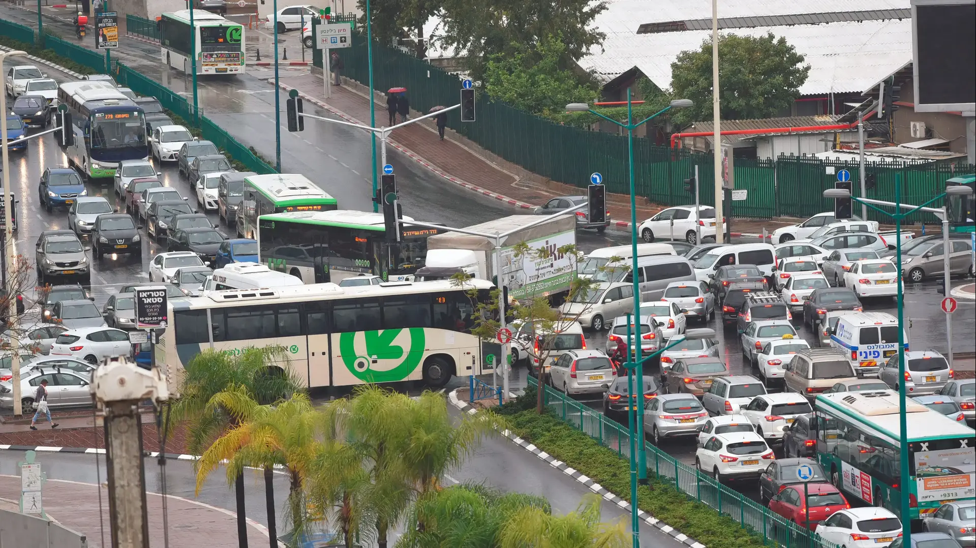 פקקי תנועה בגלל מזג האוויר ברחוב ז'בוטינסקי שבפתח תקווה, 2 בדצמבר 2016 פקקי תנועה בגלל מזג האוויר ברחוב ז'בוטינסקי שבפתח תקווה, 2 בדצמבר 2016