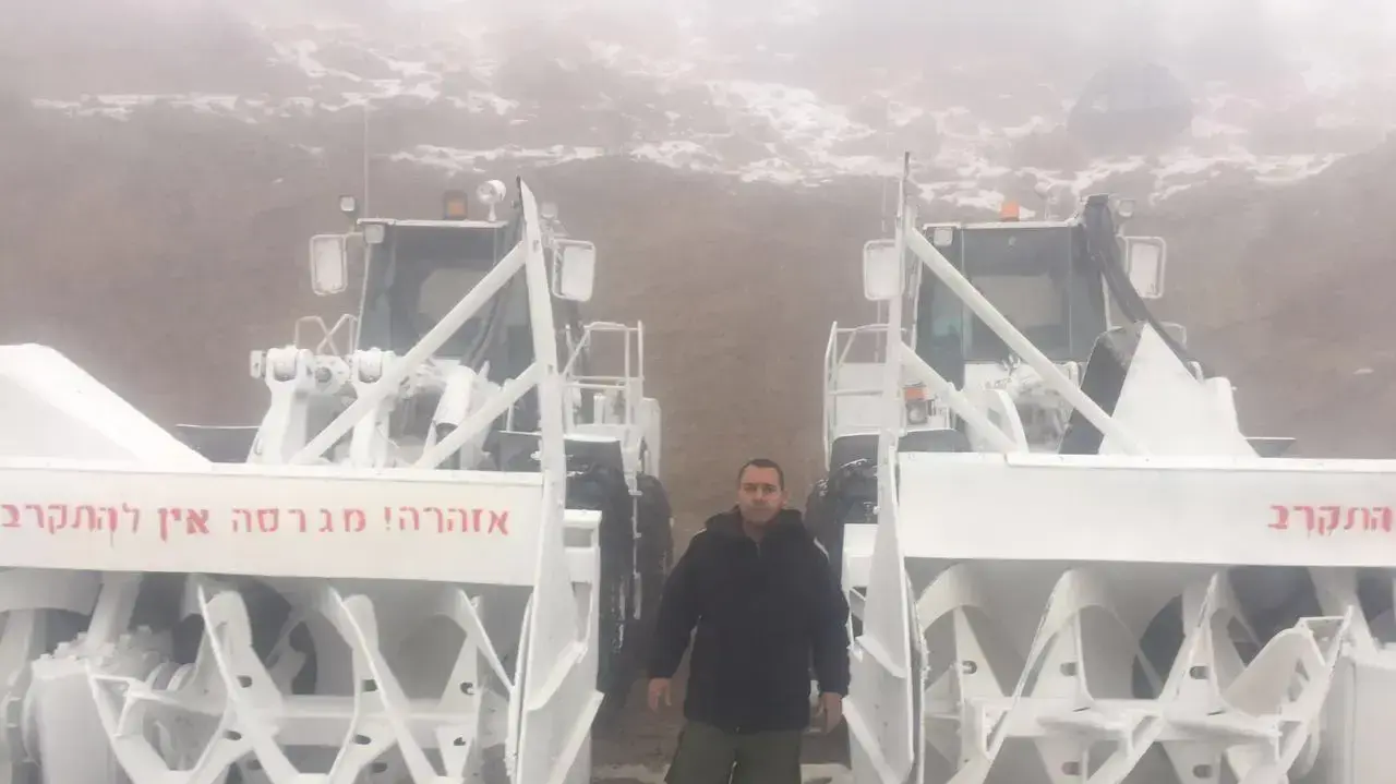 רס"ר כפיר סבג מפקד היחידה לפינוי שלגים במוצב החרמון רס"ר כפיר סבג מפקד היחידה לפינוי שלגים במוצב החרמון